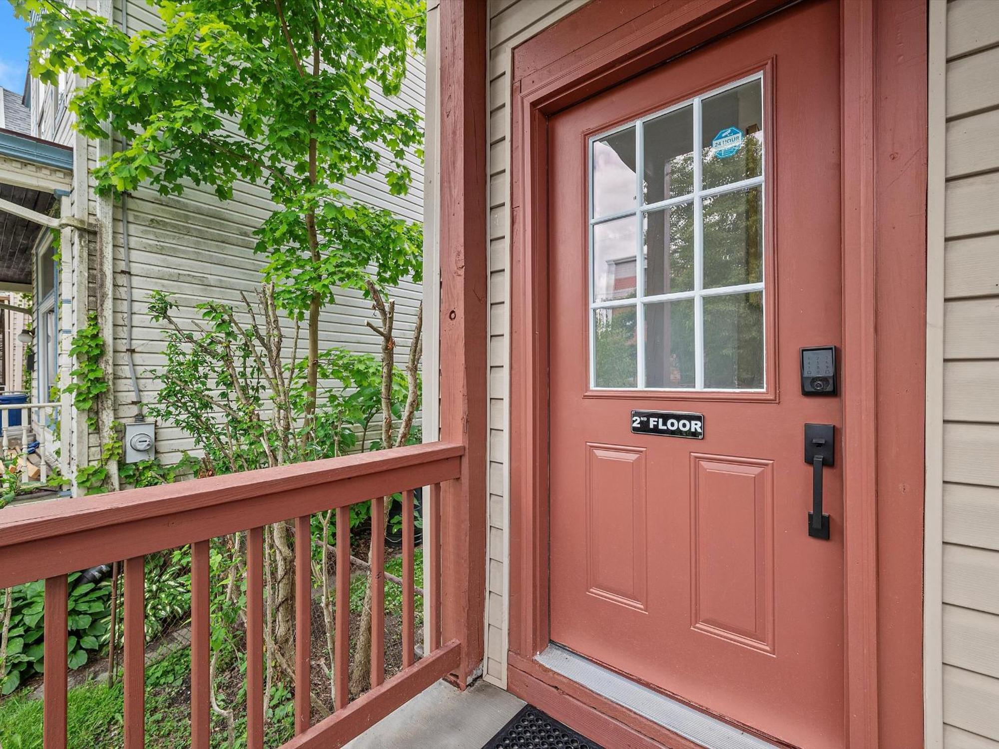 Shadyside, 3b Modern And Stylish Private Bedroom With Shared Bathroom And Free Parking Homestay *
