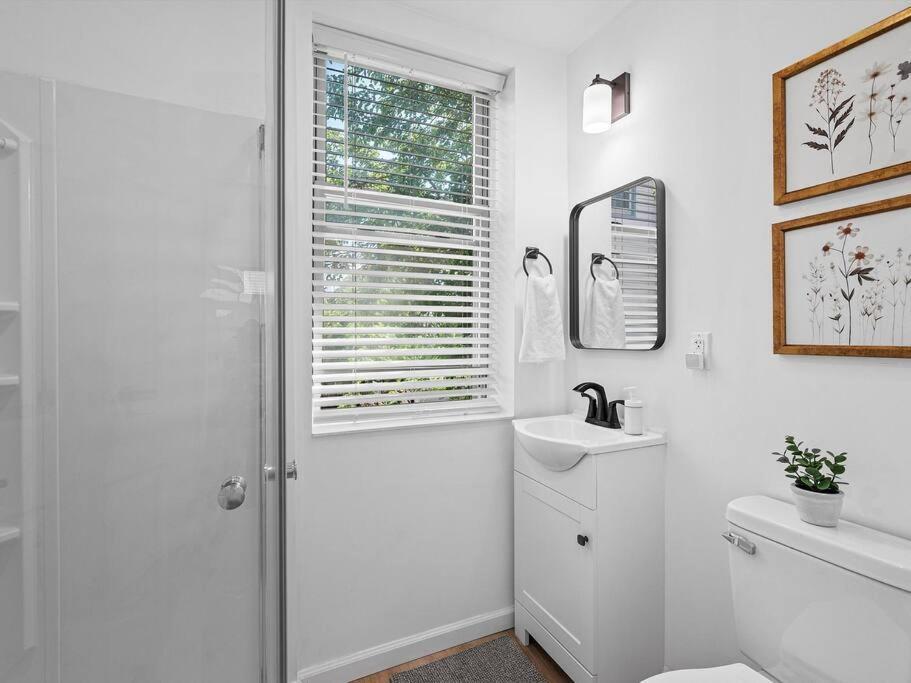 Shadyside, !5 Stylish And Bright With Free Parking Apartment