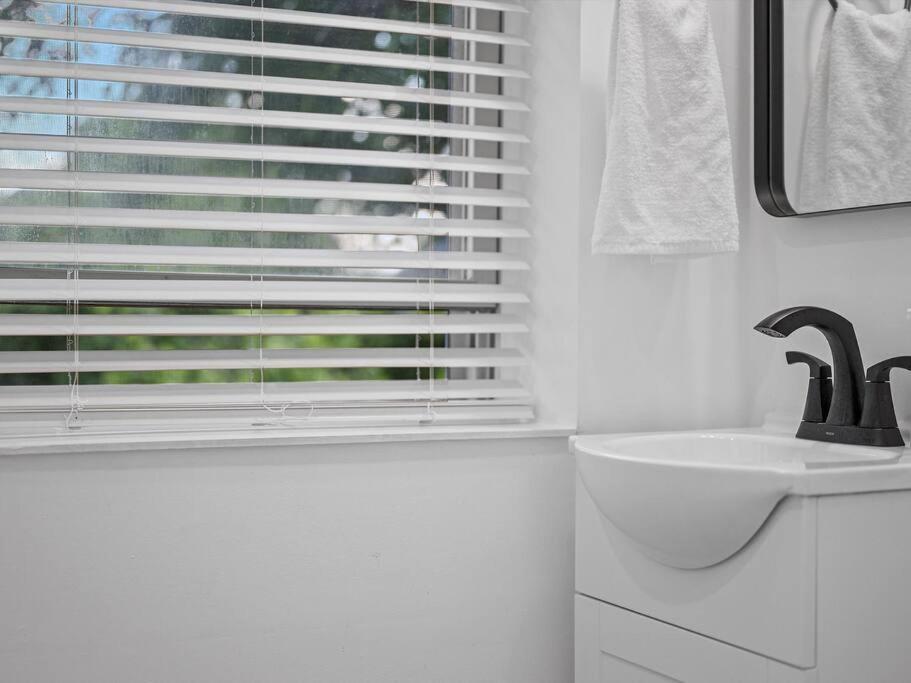 Shadyside, !5 Stylish And Bright With Free Parking Apartment *