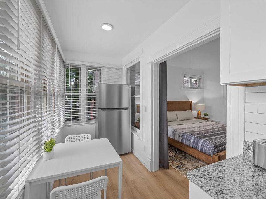 Shadyside, !5 Stylish And Bright With Free Parking Apartment Pittsburgh