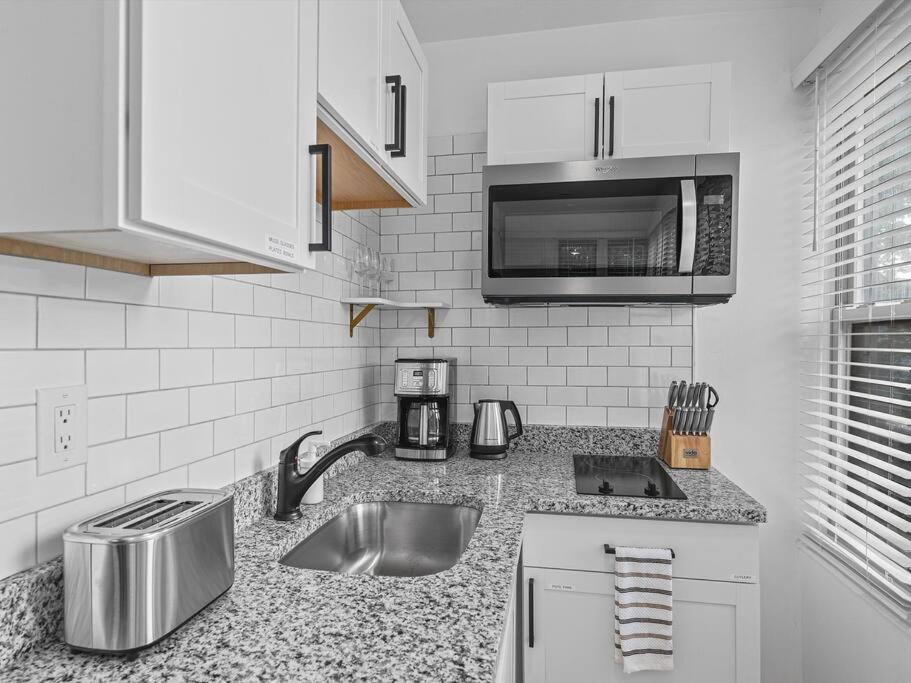 Shadyside, !5 Stylish And Bright With Free Parking *