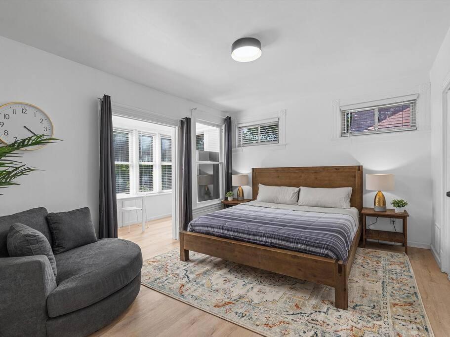 Shadyside, !5 Stylish And Bright With Free Parking *