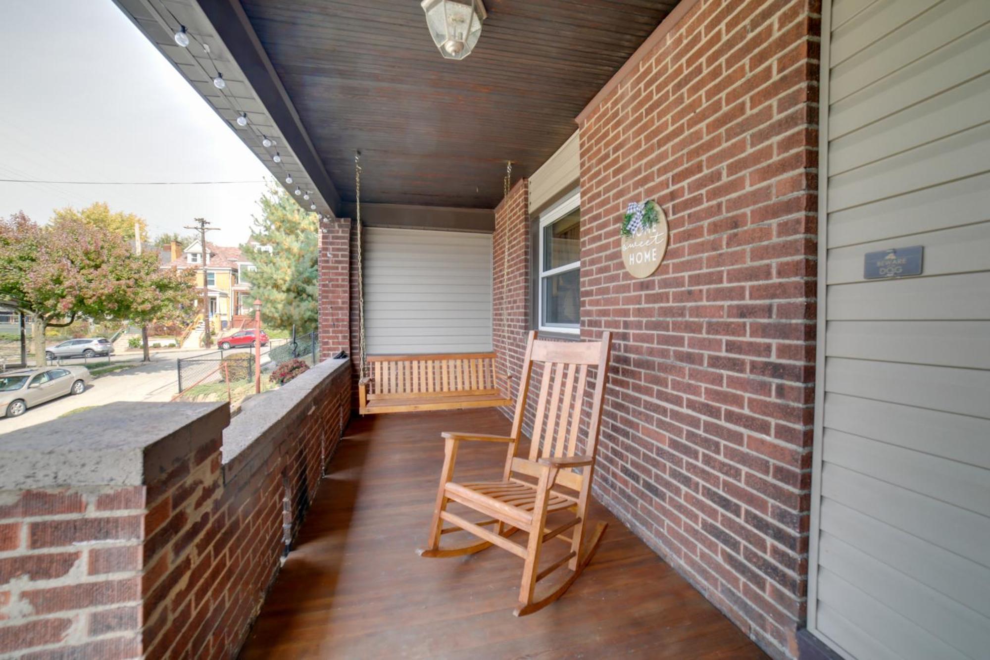 With Private Yard 3 Mi To Dtwn! Holiday home Pittsburgh