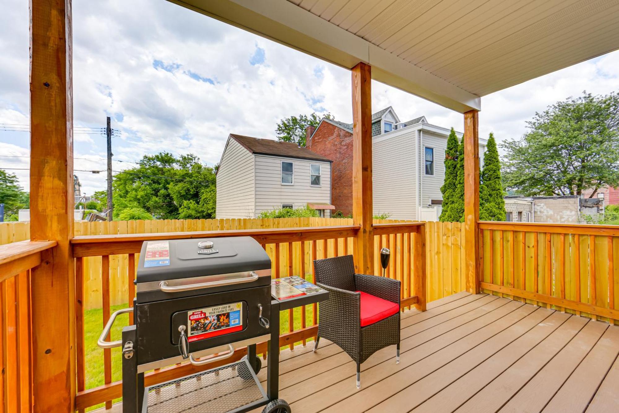 Holiday home Modern With Rooftop Deck And Backyard Pittsburgh