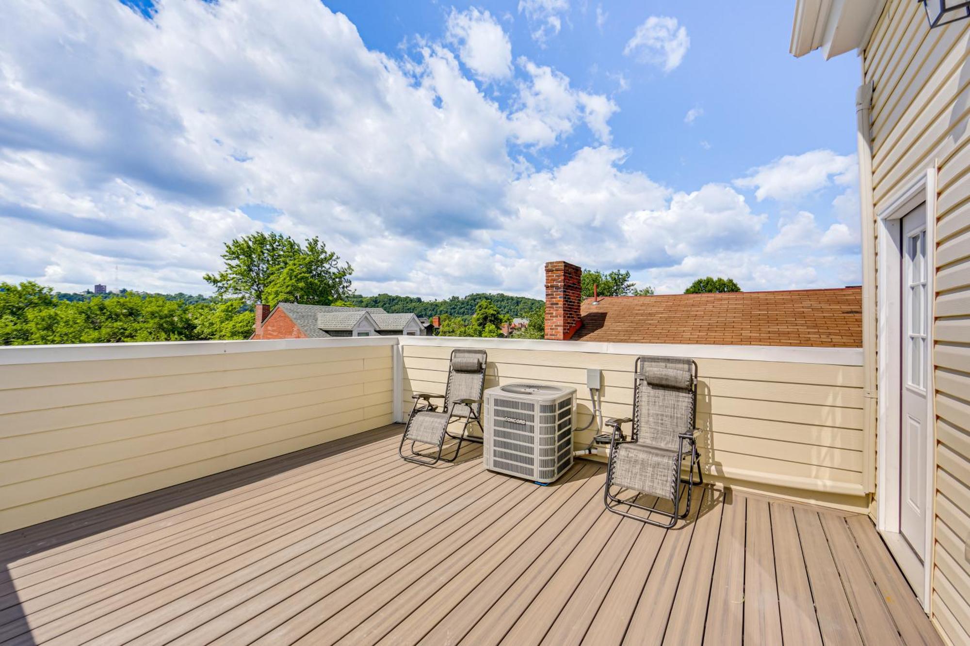 Modern With Rooftop Deck And Backyard Holiday home Pittsburgh