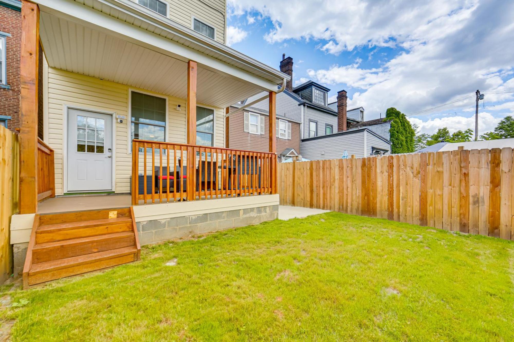Modern With Rooftop Deck And Backyard Holiday home Pittsburgh