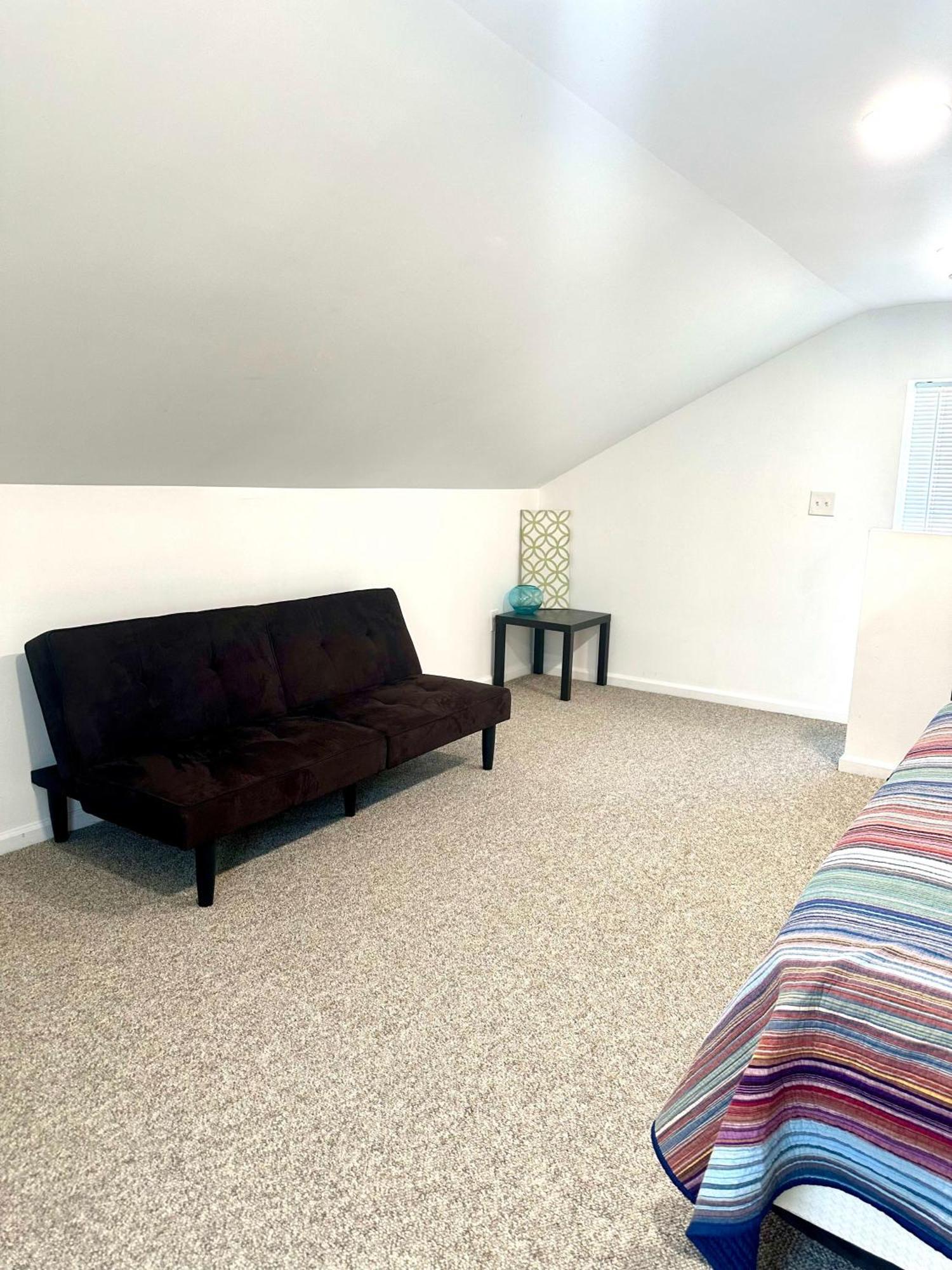 Apartment Beautiful Home-walkable Area W Parking