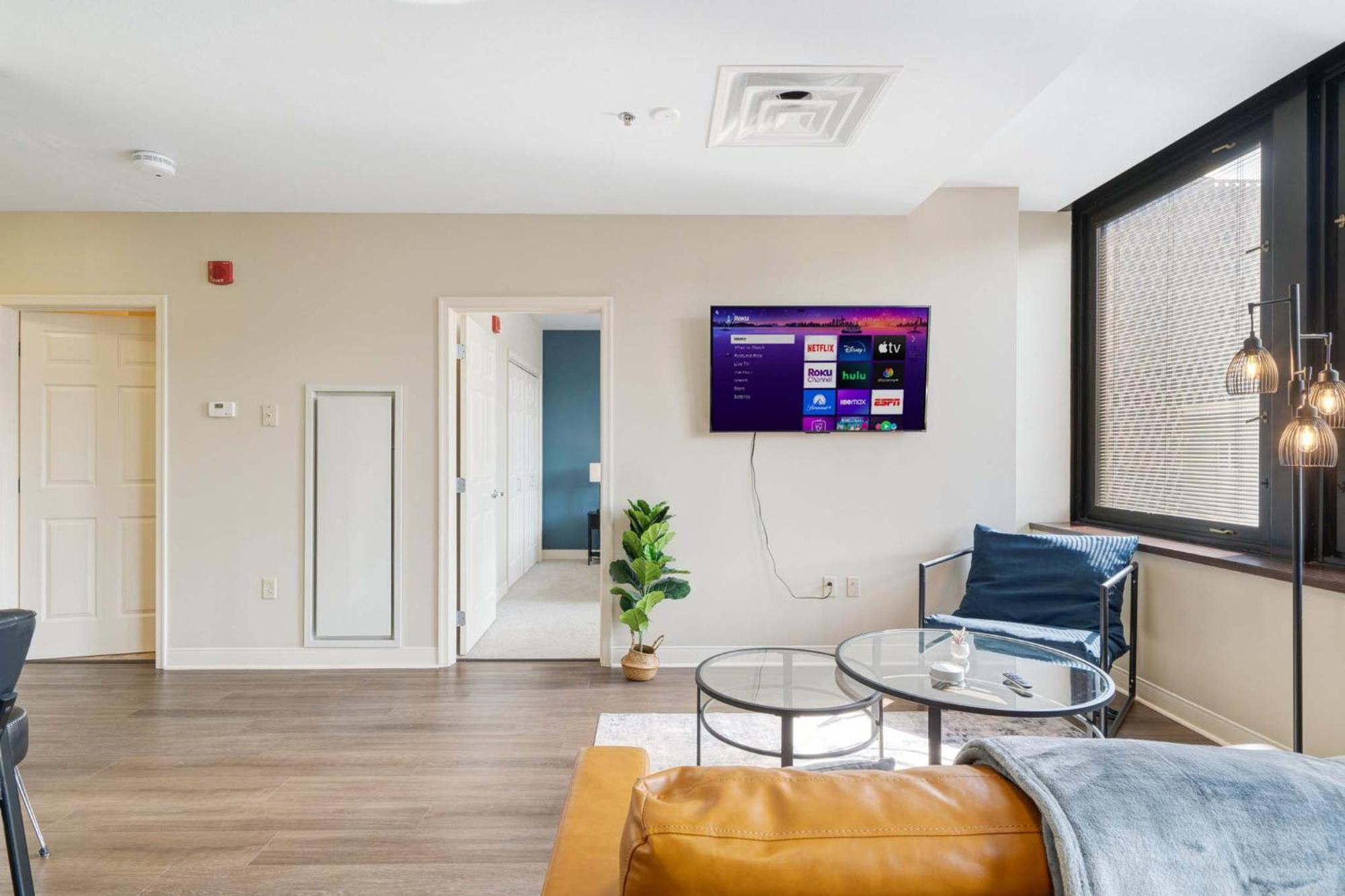 Cozy Chic Heart Of 24-7 Parking Gym Lounge Apartment *