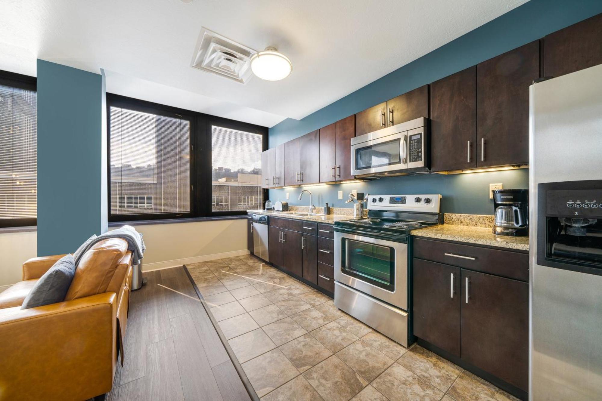Cozy Chic Heart Of 24-7 Parking Gym Lounge Apartment