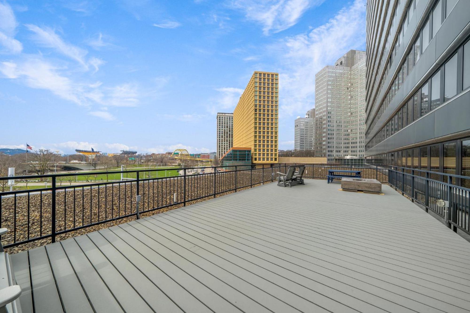 Lavish Views Prime Location 24-7 Parking Gym Lounge