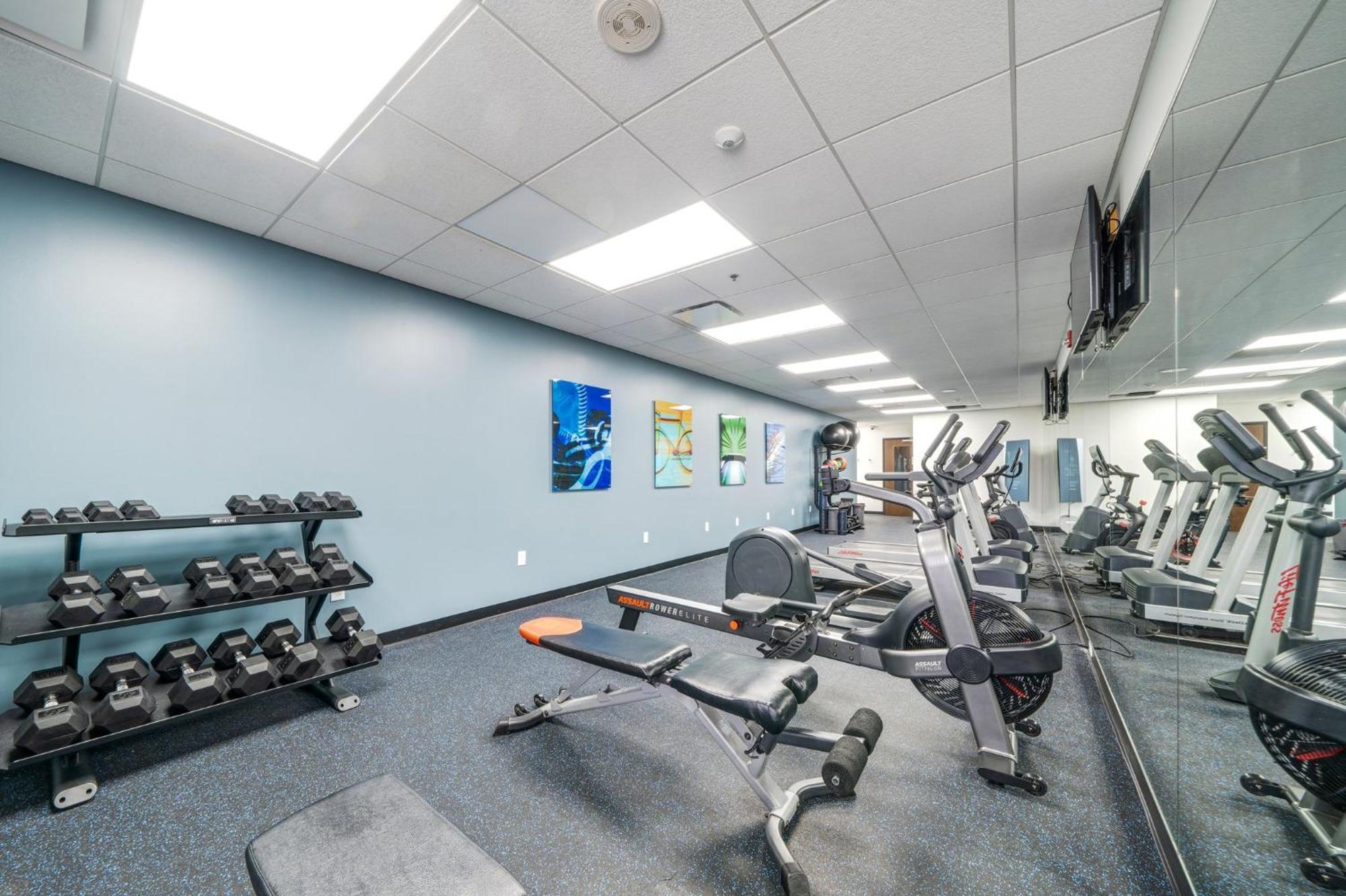 Lavish Views Prime Location 24-7 Parking Gym Lounge Apartment