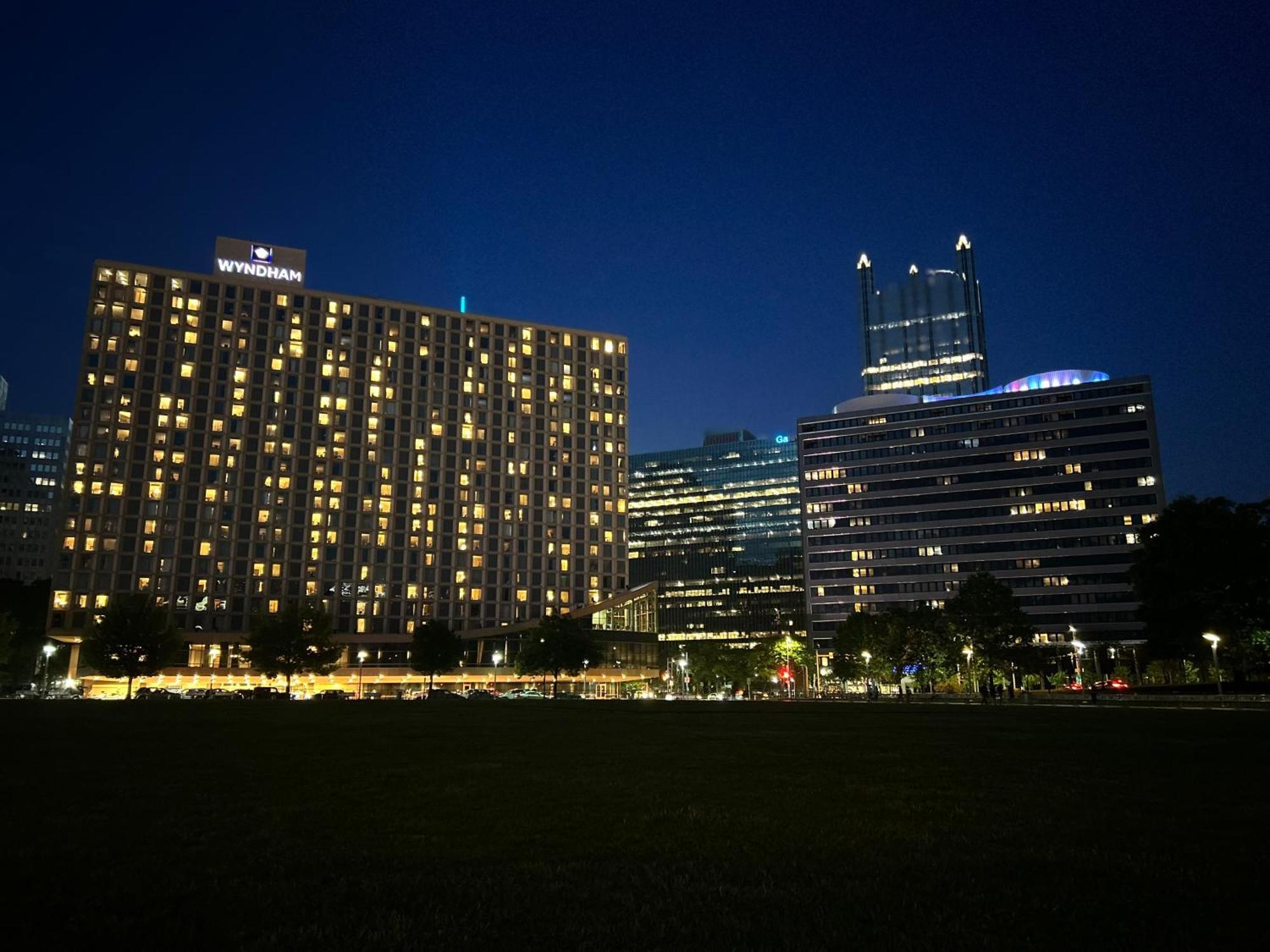 Lavish Views Prime Location 24-7 Parking Gym Lounge Apartment *