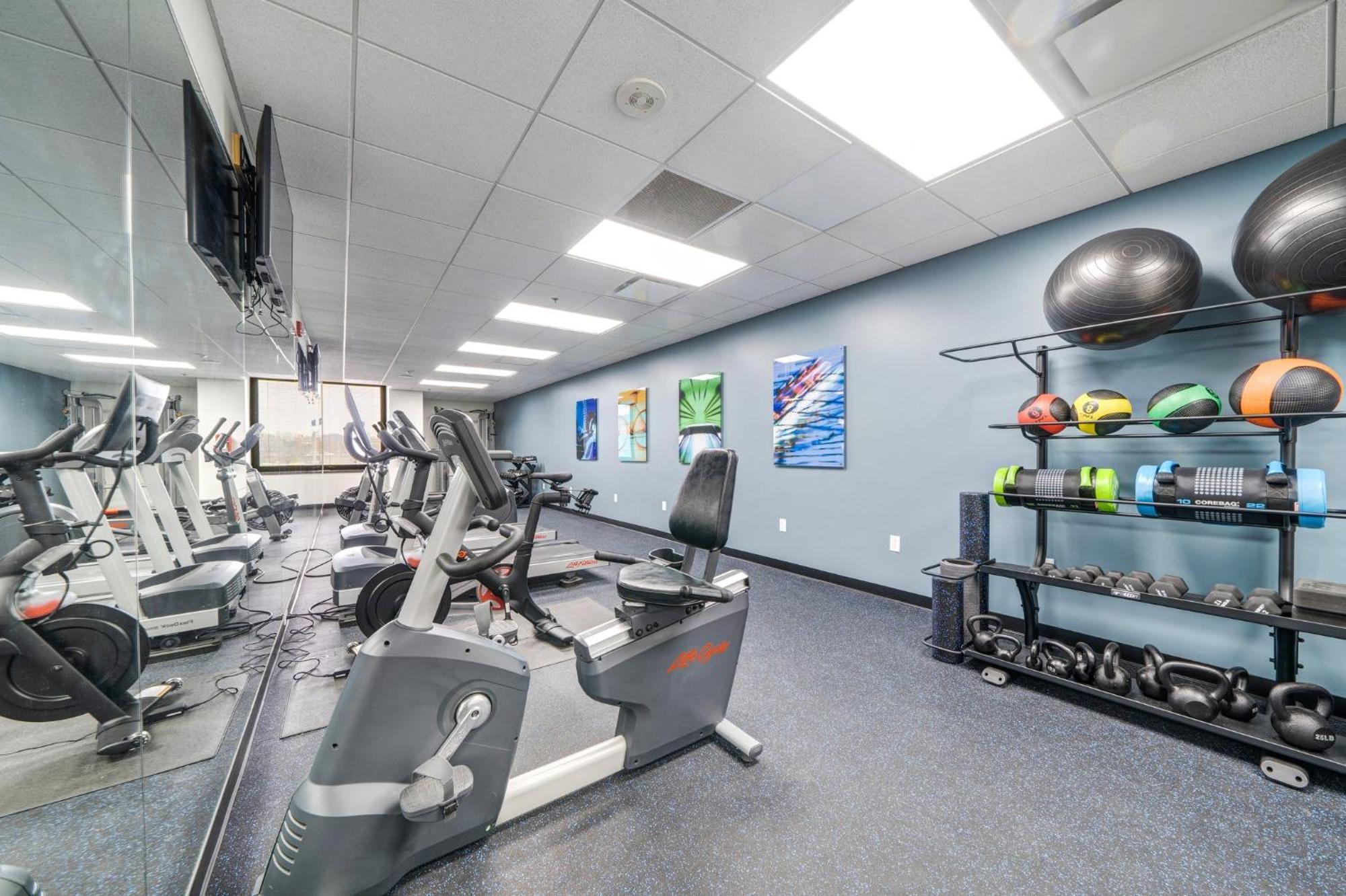 Apartment Sweeping Stadium Views Wonderfully Located 24-7 Parking Gym Lounge