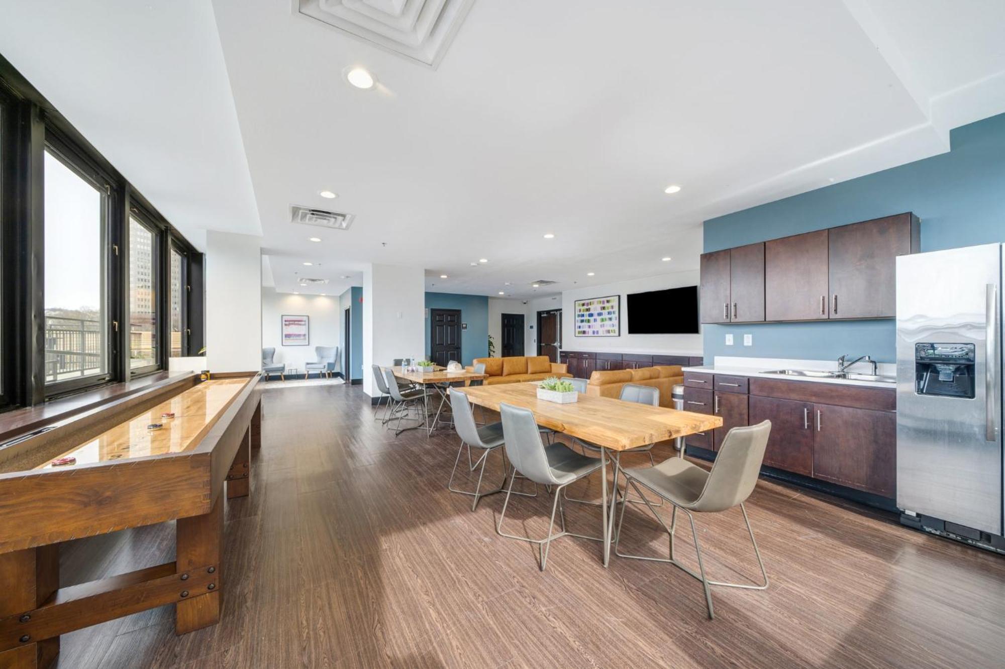 Sweeping Stadium Views Wonderfully Located 24-7 Parking Gym Lounge Apartment Pittsburgh