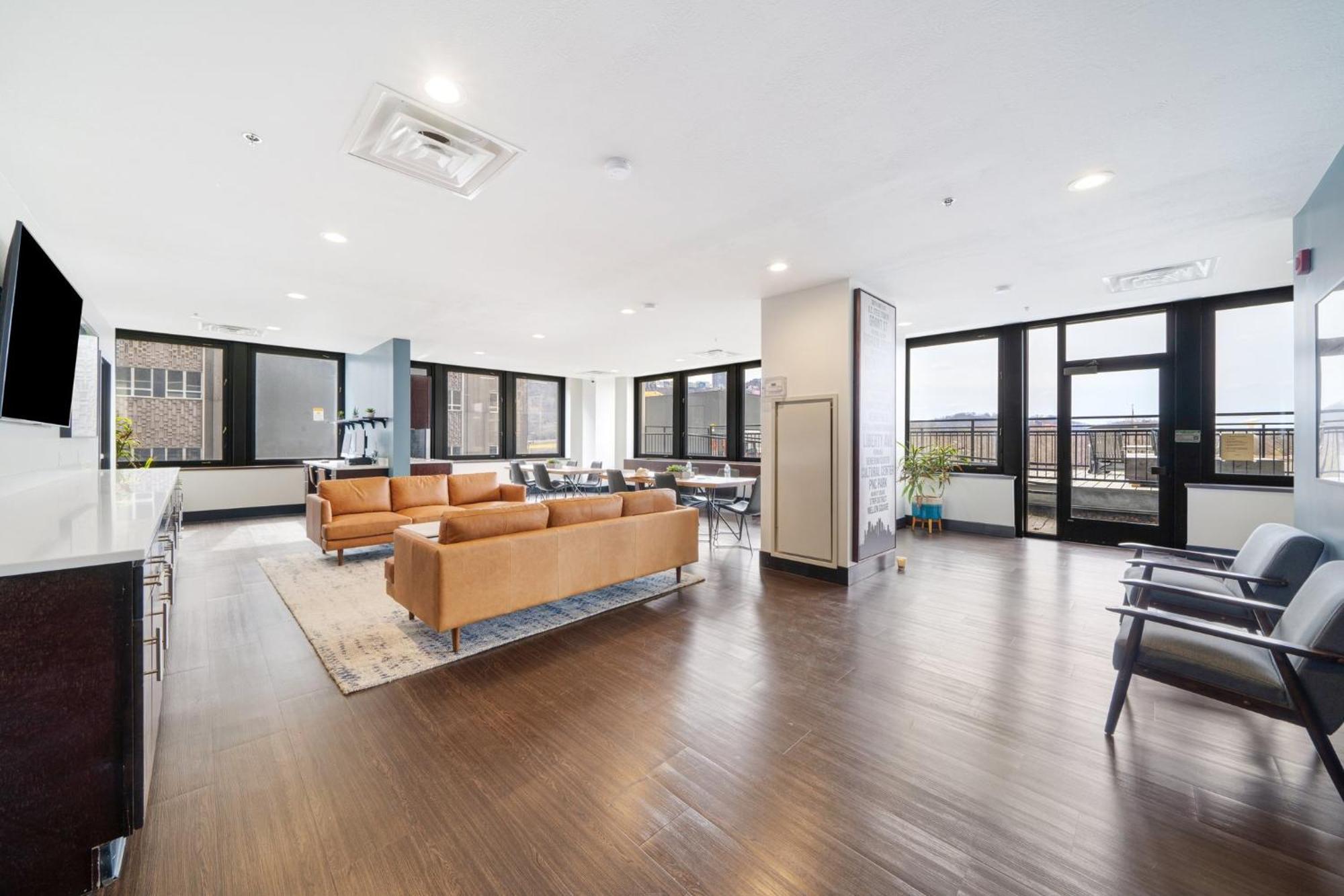 Apartment Sweeping Stadium Views Wonderfully Located 24-7 Parking Gym Lounge *