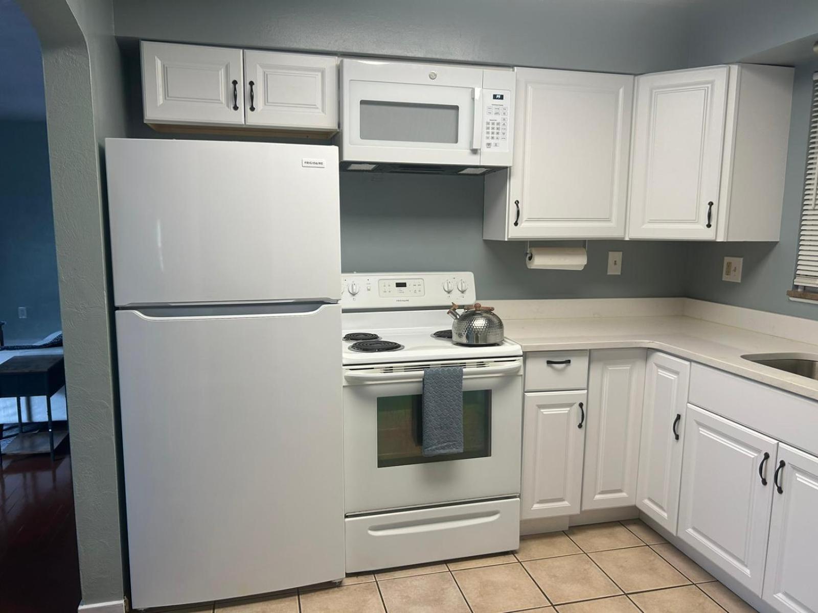 Beautifully Furnished Two-bedroom Unit, Loaded With Appliances And Ample Parking Apartment Pittsburgh