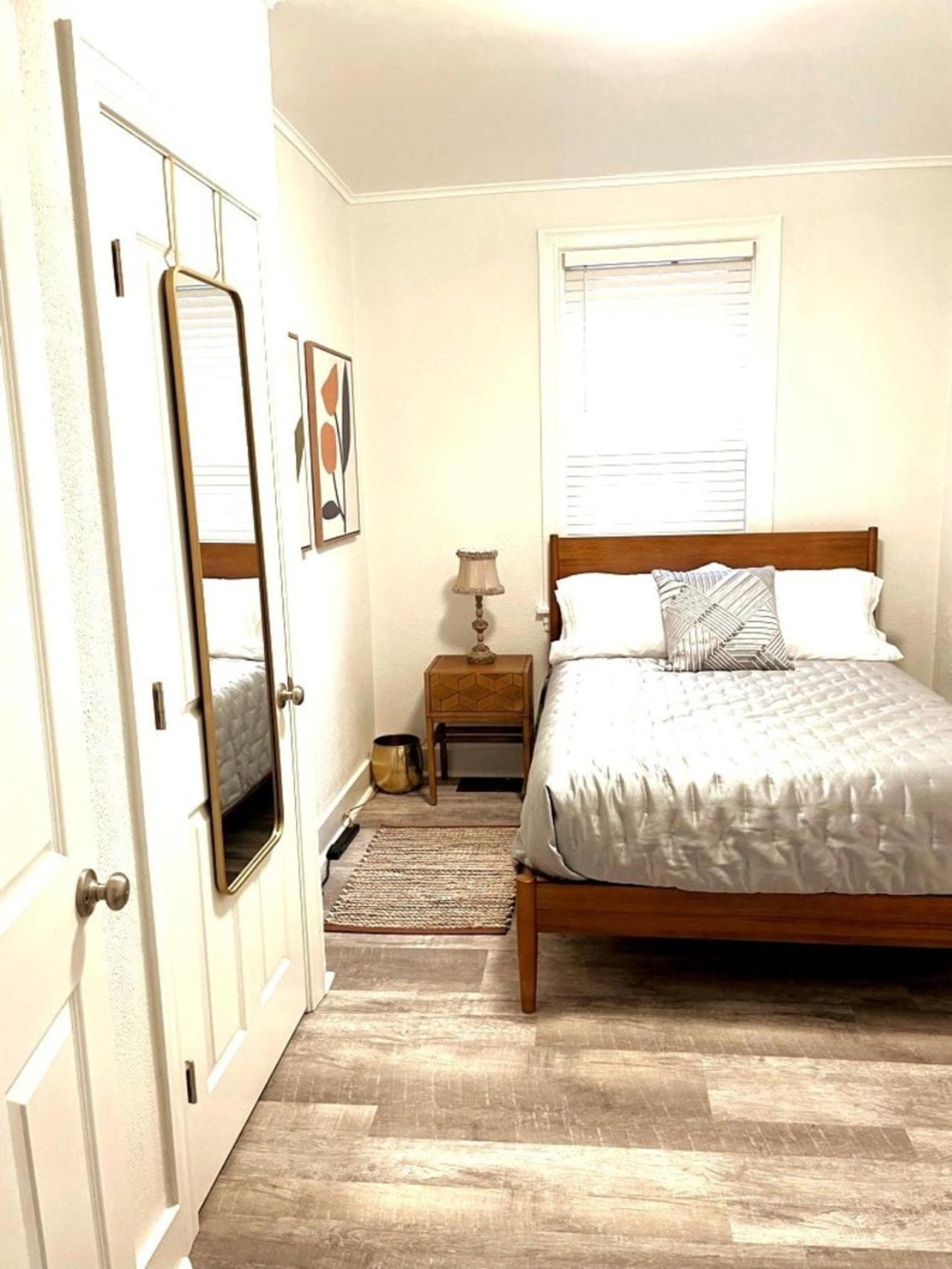 2 Bedroom - Stylish, Modern, And Convenient! Holiday home Pittsburgh