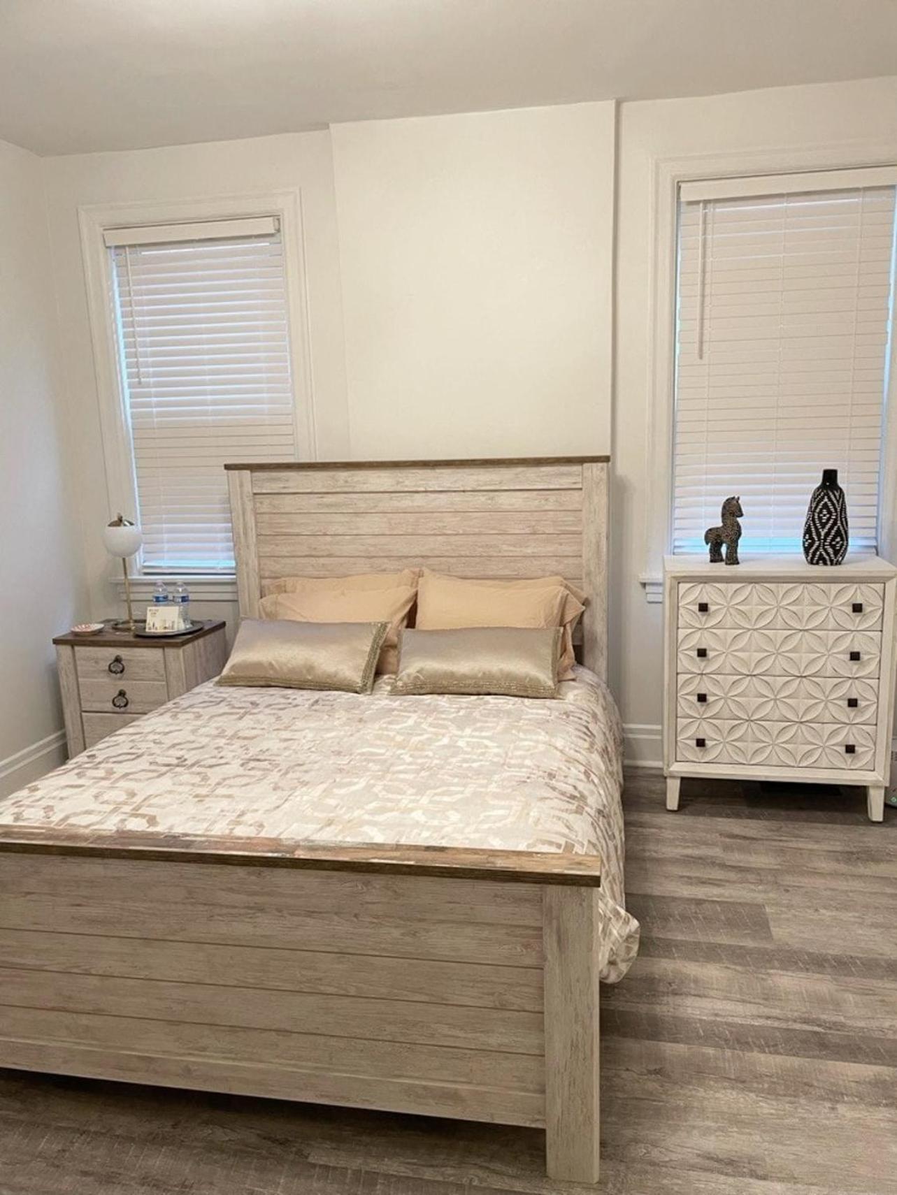Holiday home 2 Bedroom - Stylish, Modern, And Convenient! Pittsburgh
