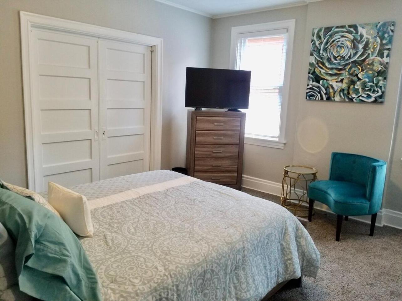 Private 3 Bdrm Spacious And Convenient Holiday home Pittsburgh