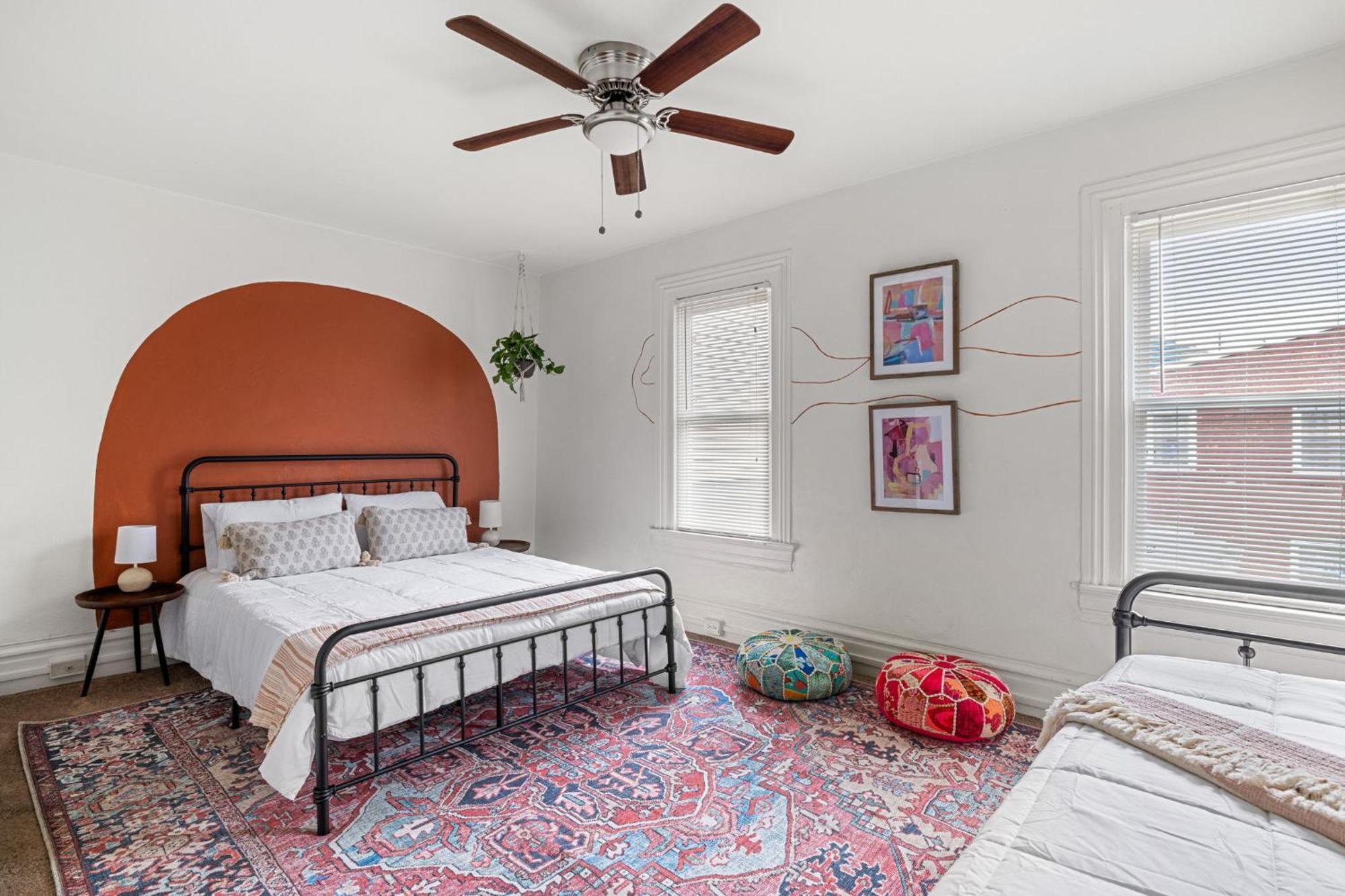Eclectic - Pool Table & Games - Near Downtown