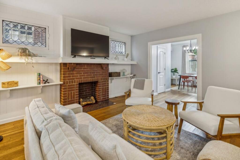 Beautiful In Forest Hills Apartment *