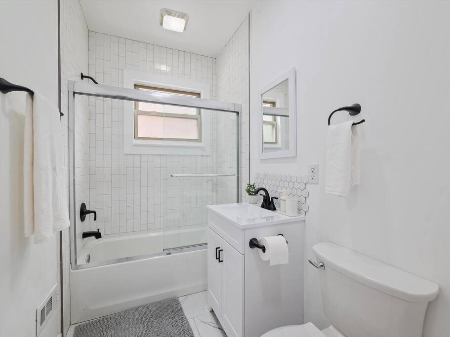 Apartment Shadyside, !1 Spacious & Modern 1 Bedroom With Parking *