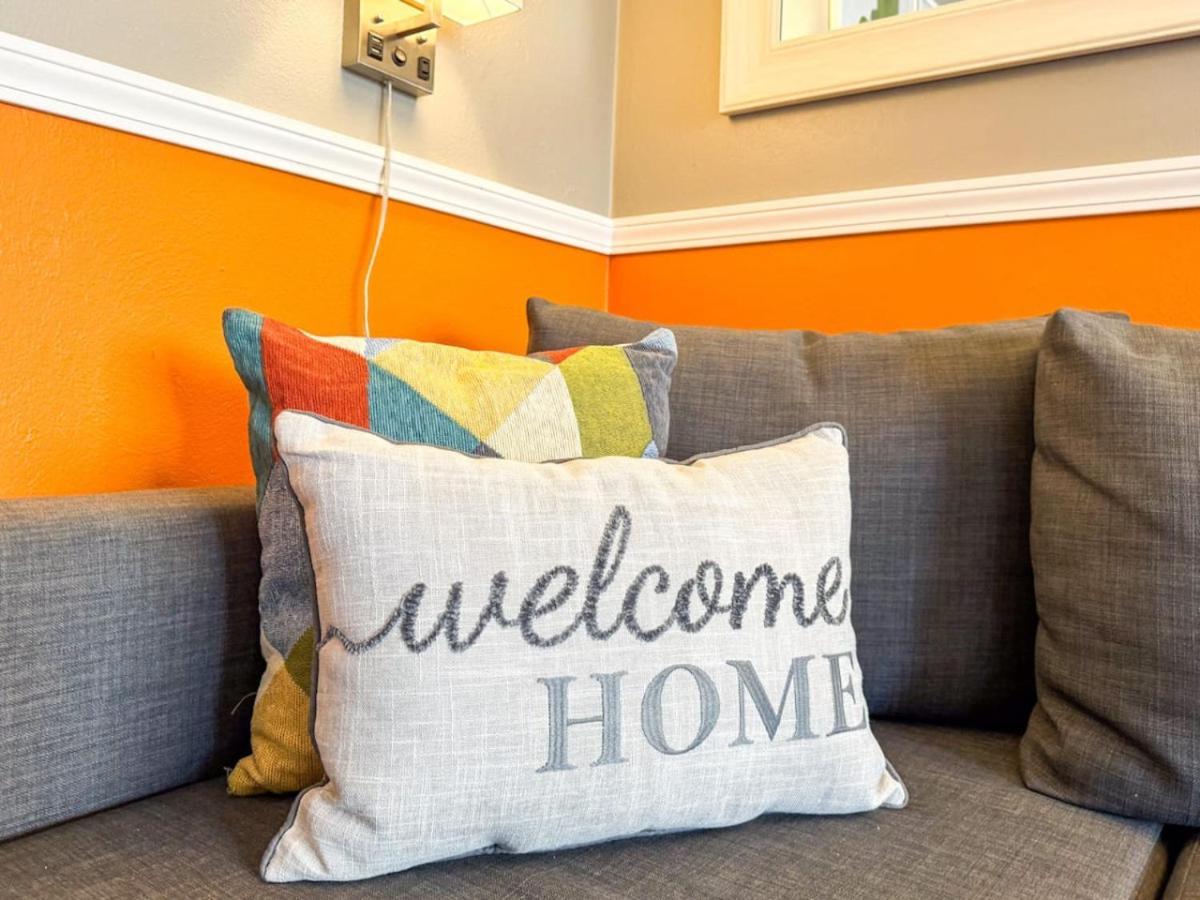 2 Full 4 Bedrooms 12 Beds Parking *