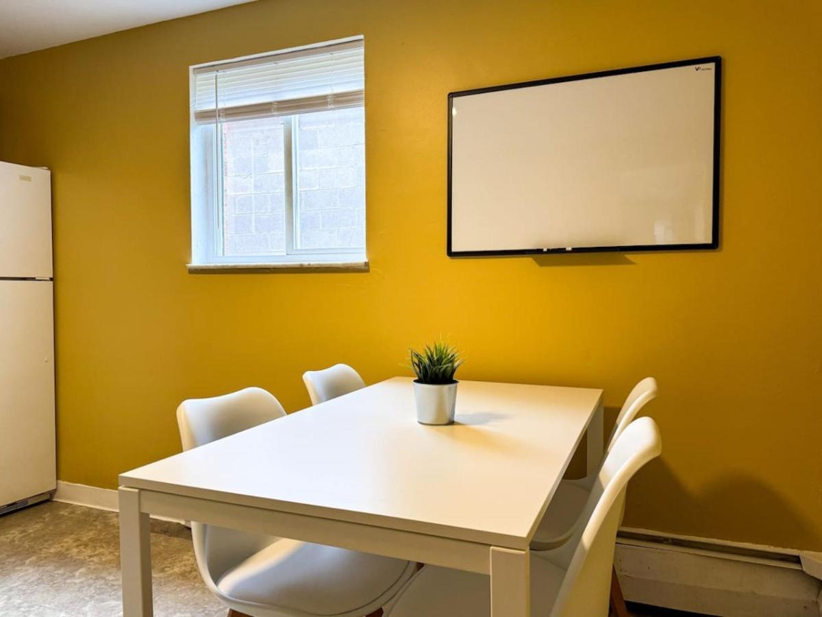 2 Full 4 Bedrooms 12 Beds Parking *