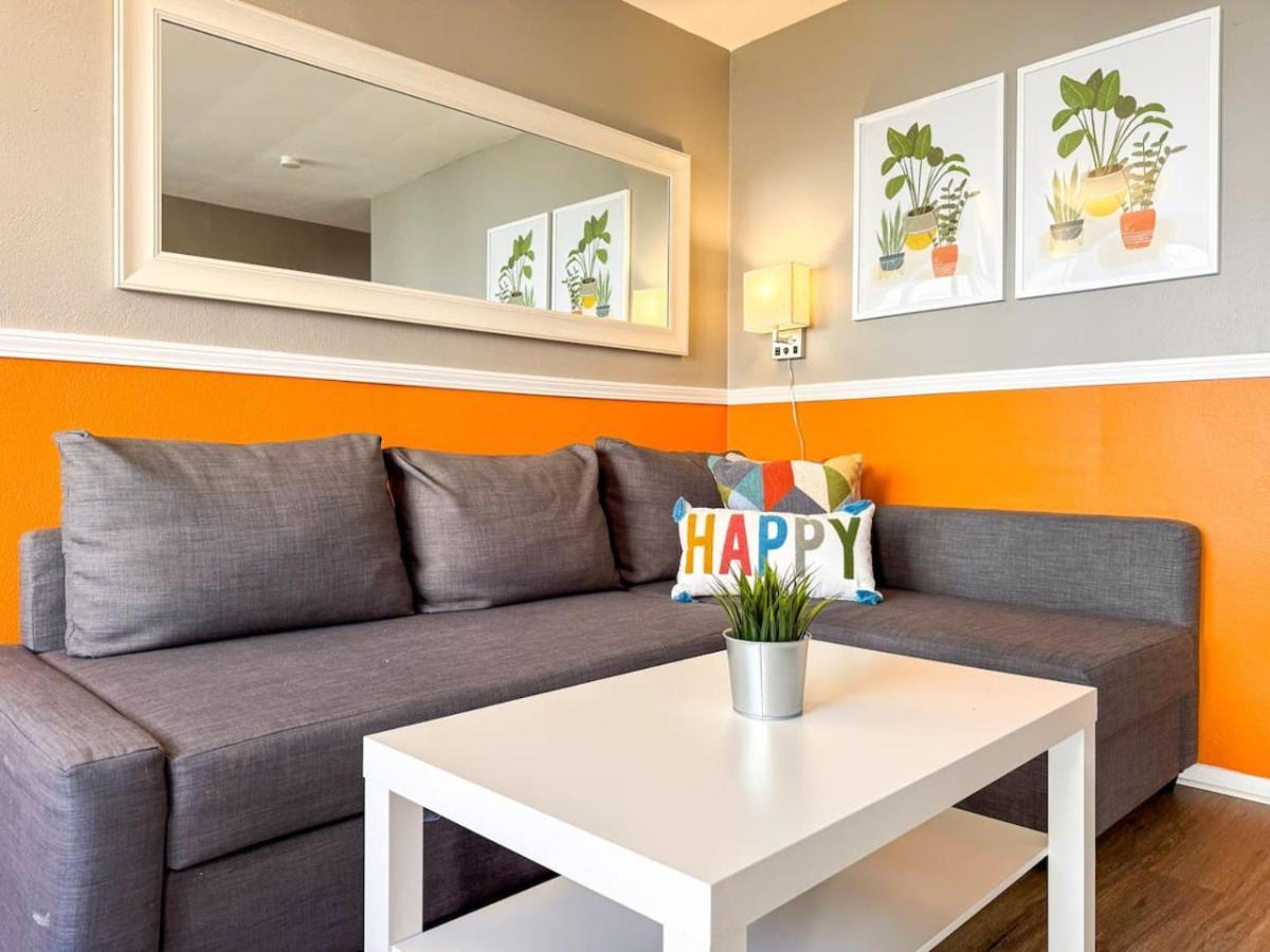 2 Full 4 Bedrooms 12 Beds Parking