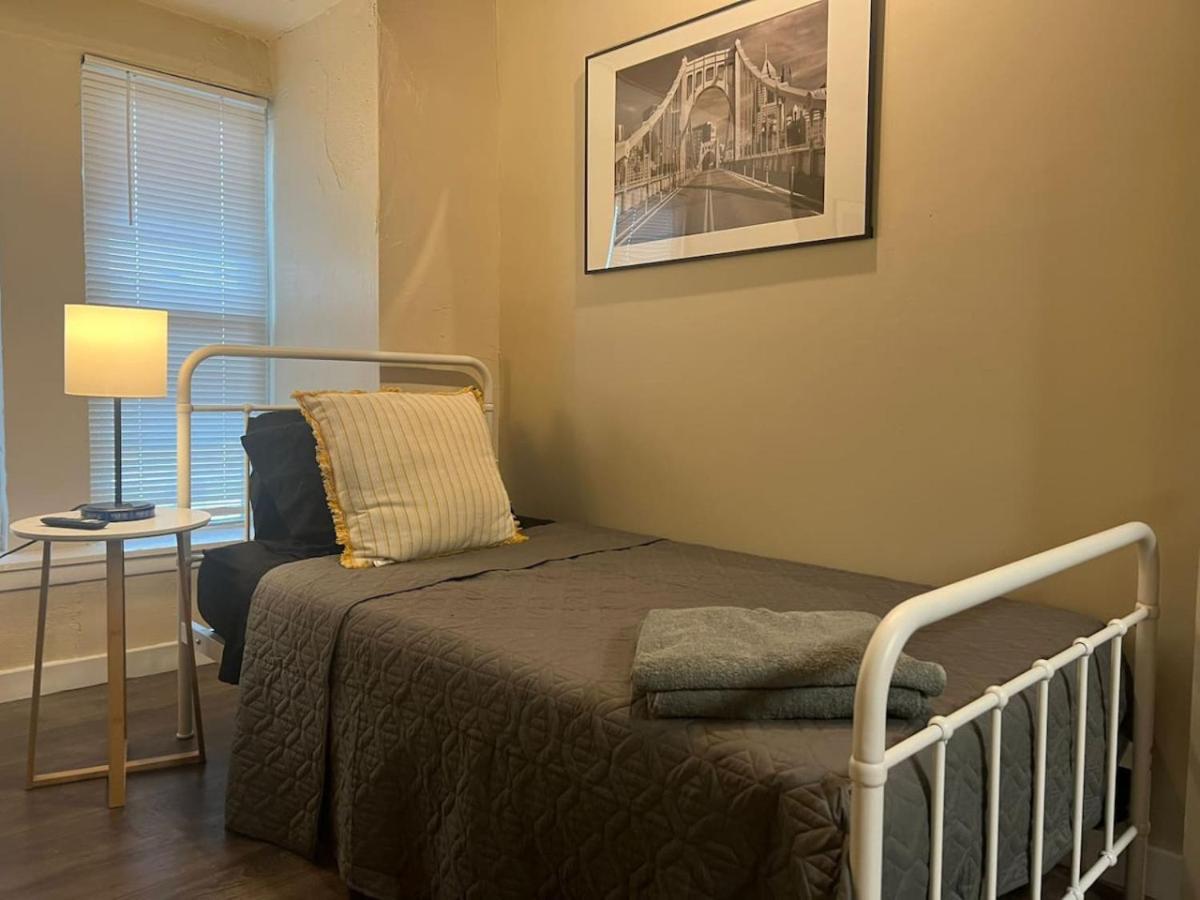 Funky 3rd Floor 5 Beds With Sofa Bed Wifi Holiday home Pittsburgh