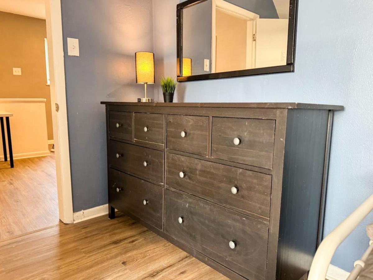 Great Location 8 Beds Sleeps 10 With Parking Apartment