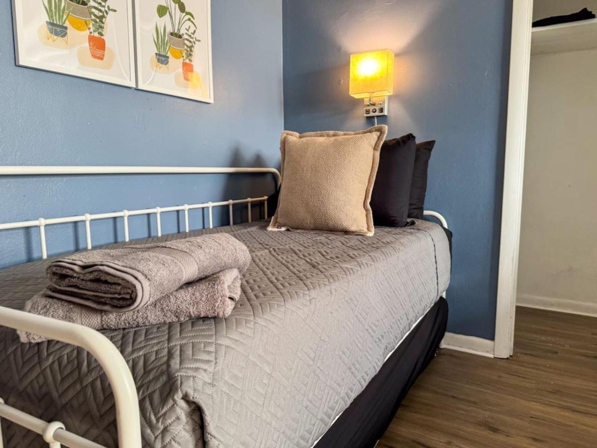 Apartment Great Location 8 Beds Sleeps 10 With Parking