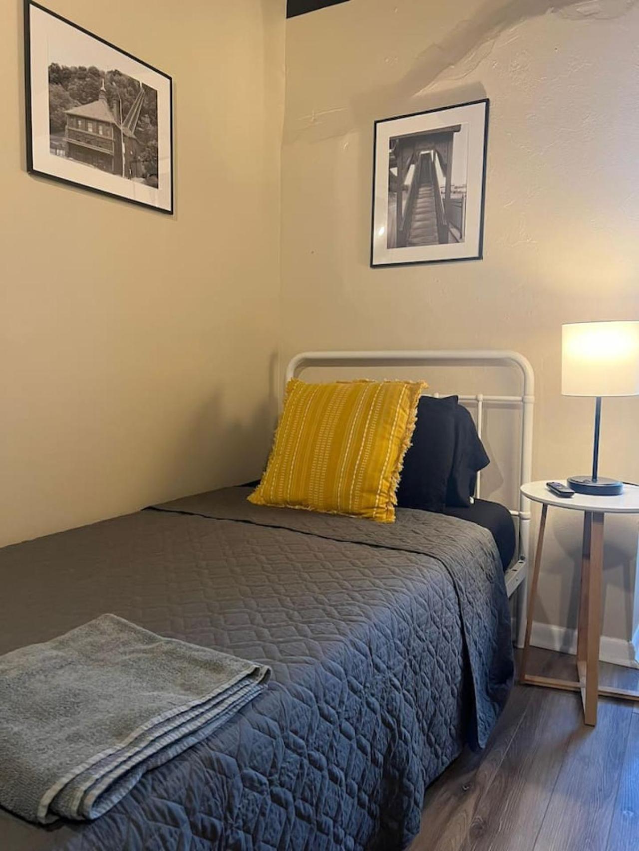 Holiday home Funky 3rd Floor 5 Beds With Sofa Bed Wifi Pittsburgh