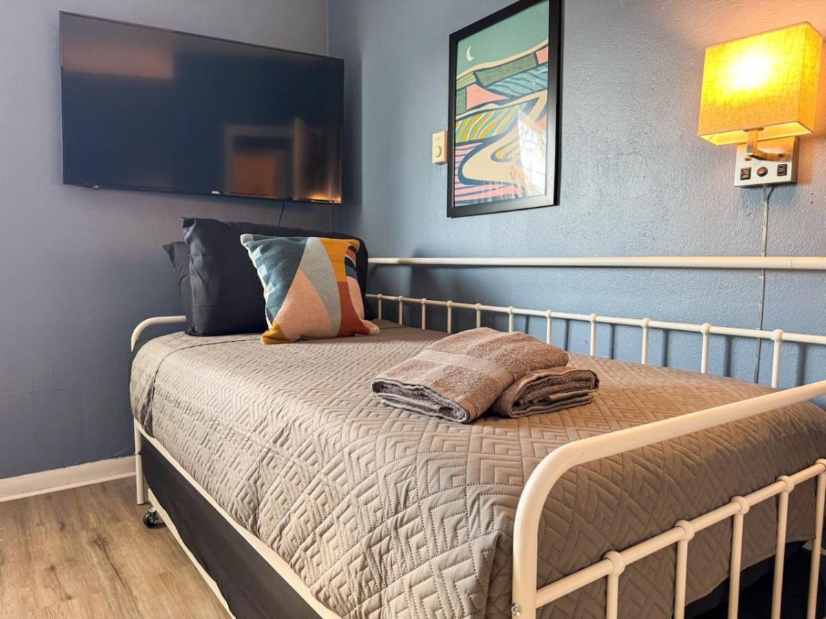 Great Location 8 Beds Sleeps 10 With Parking *