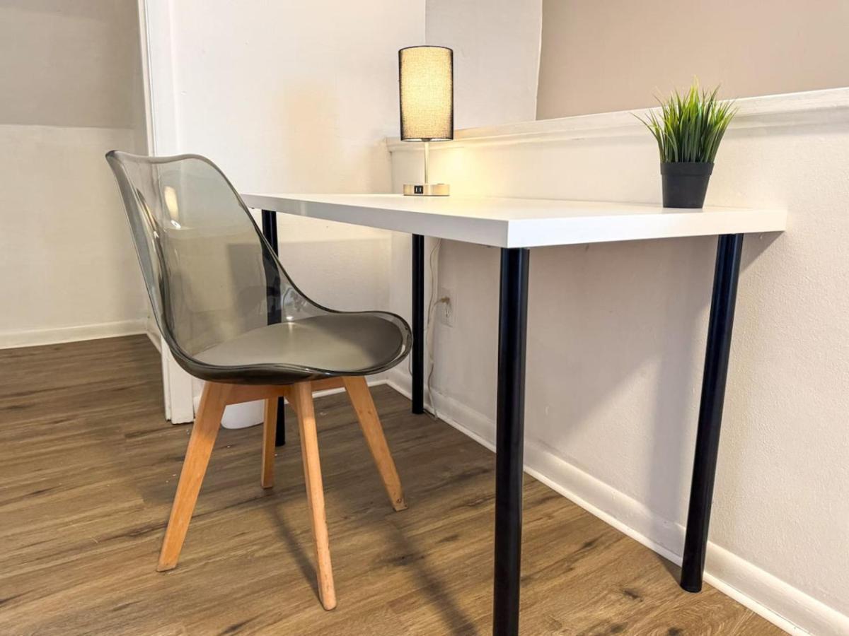 Great Location 8 Beds Sleeps 10 With Parking Apartment *