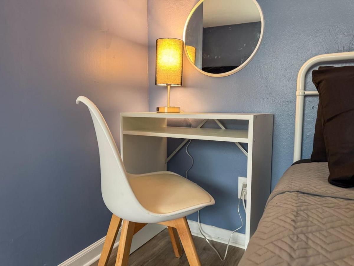 Great Location 8 Beds Sleeps 10 With Parking Apartment