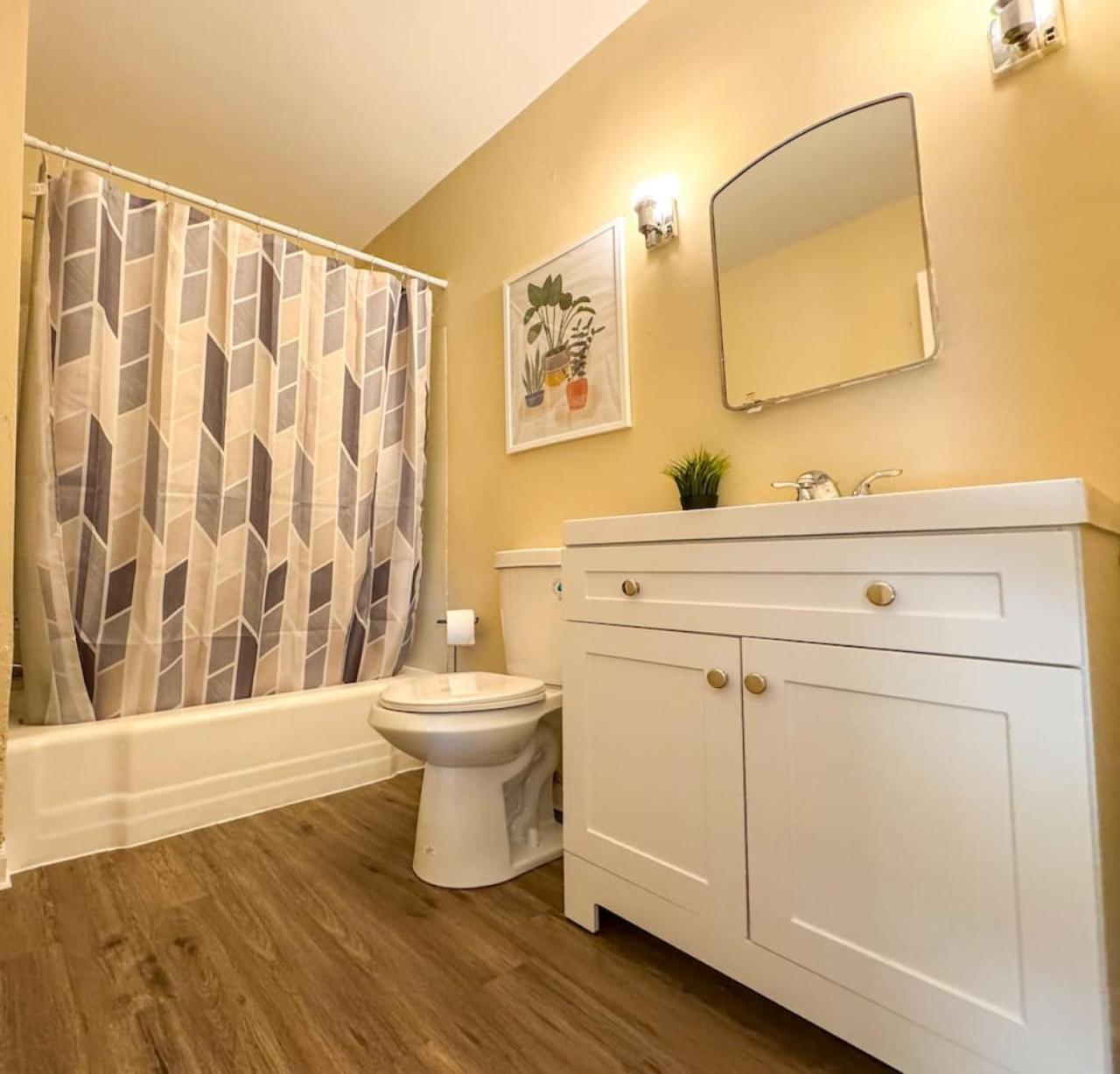 Apartment Great Location 8 Beds Sleeps 10 With Parking *