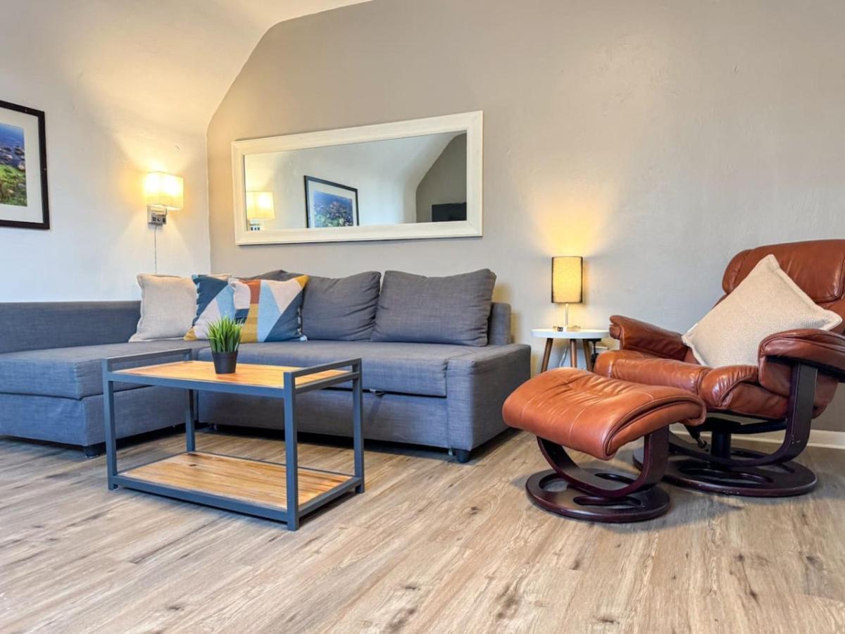 Great Location 8 Beds Sleeps 10 With Parking *