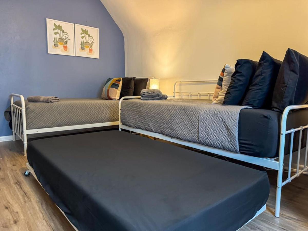 2 Full 4 Bedrooms With 14 Beds And Parking