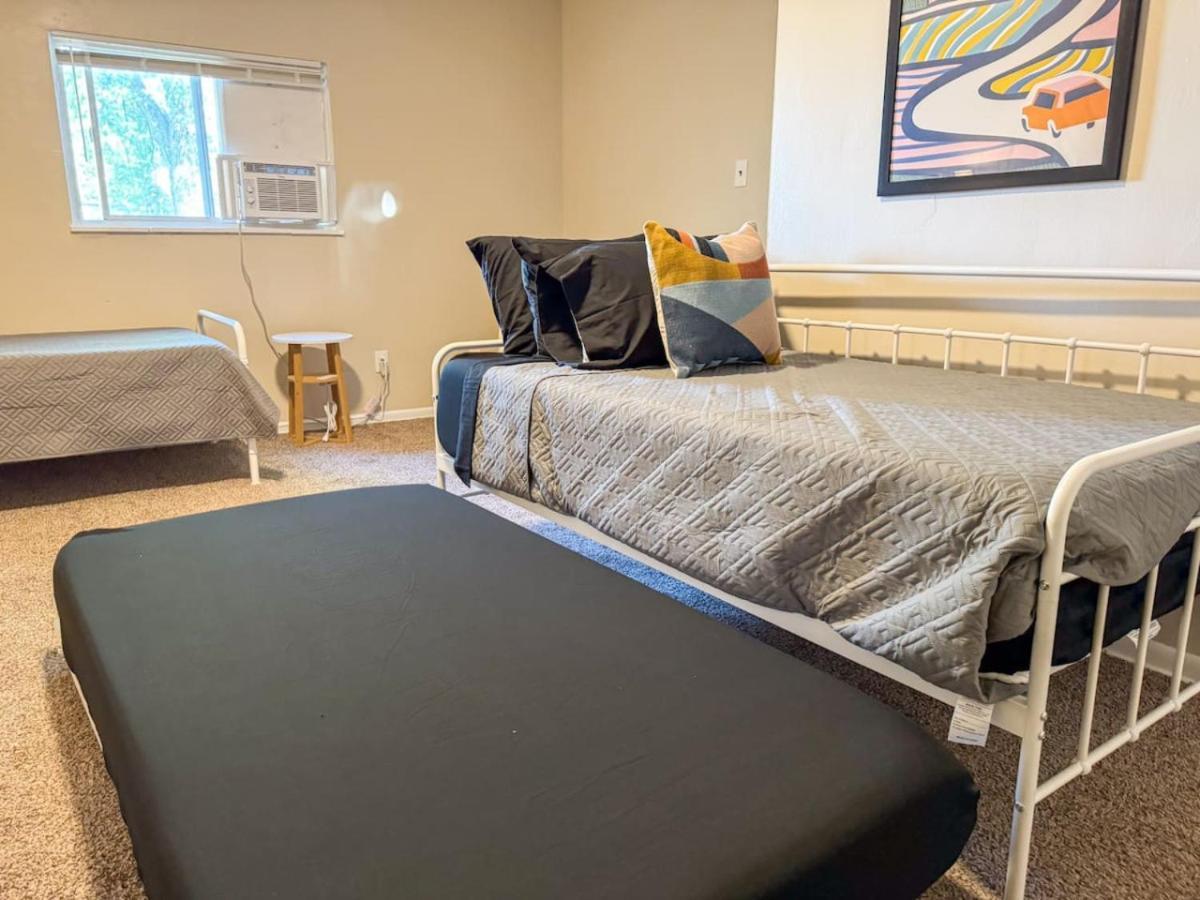 2 Full 4 Bedrooms With 14 Beds And Parking *