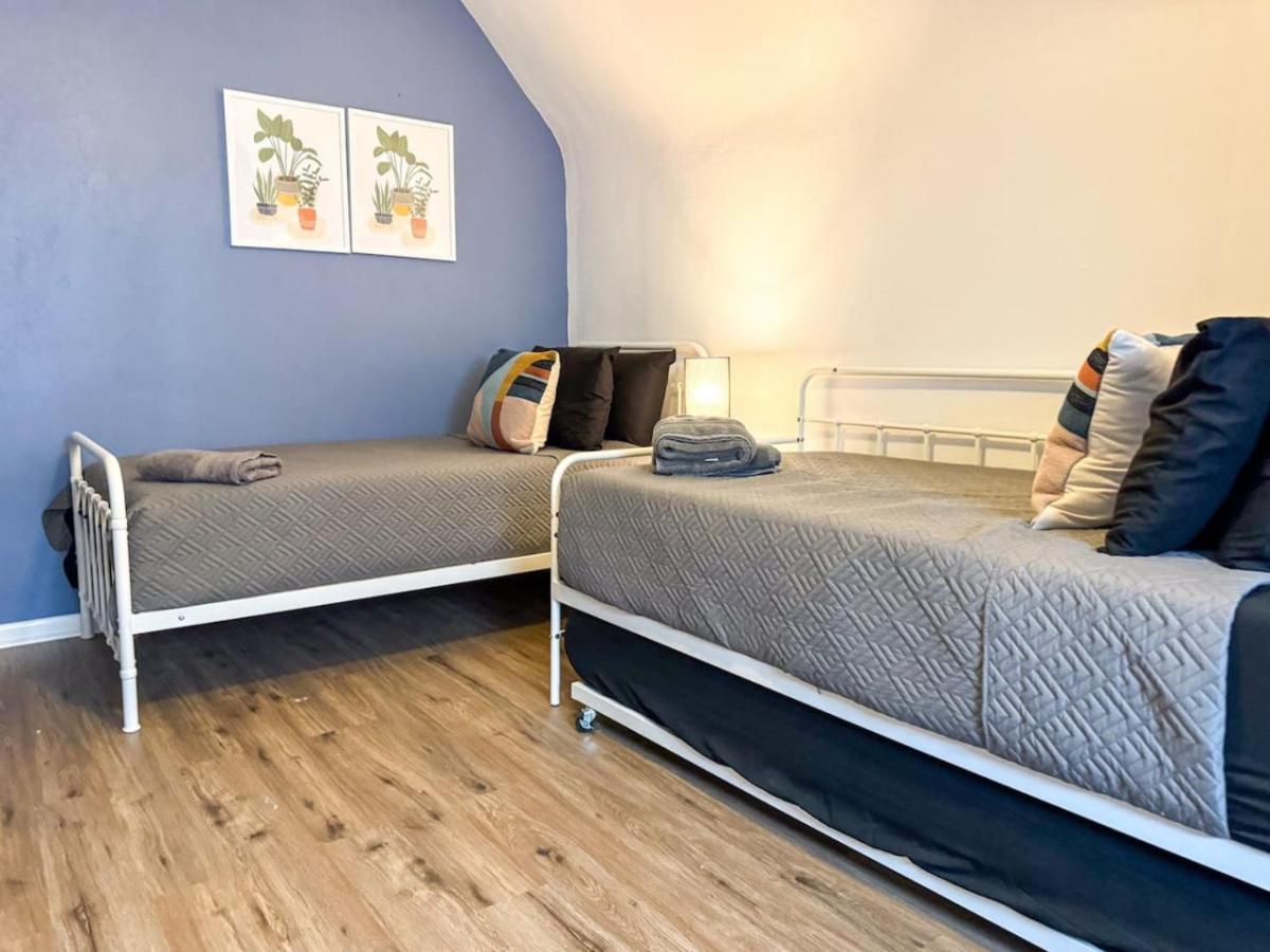 2 Full 4 Bedrooms With 14 Beds And Parking