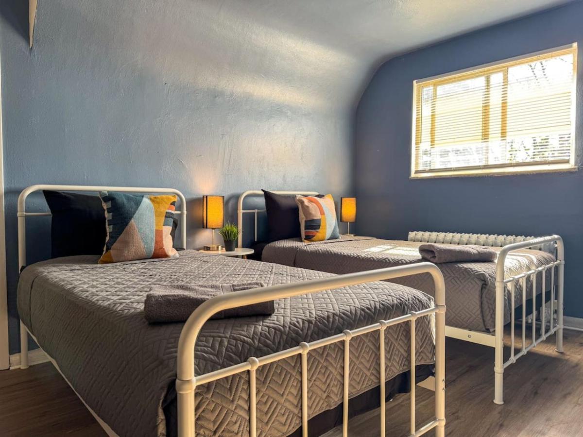 2 Full 4 Bedrooms With 14 Beds And Parking Apartment