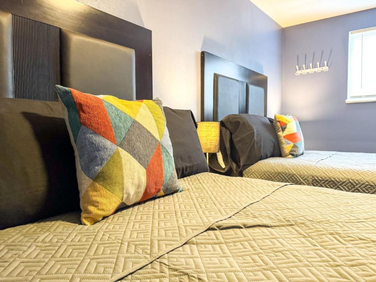 4 Large With 8 Bedrooms And Parking Wifi