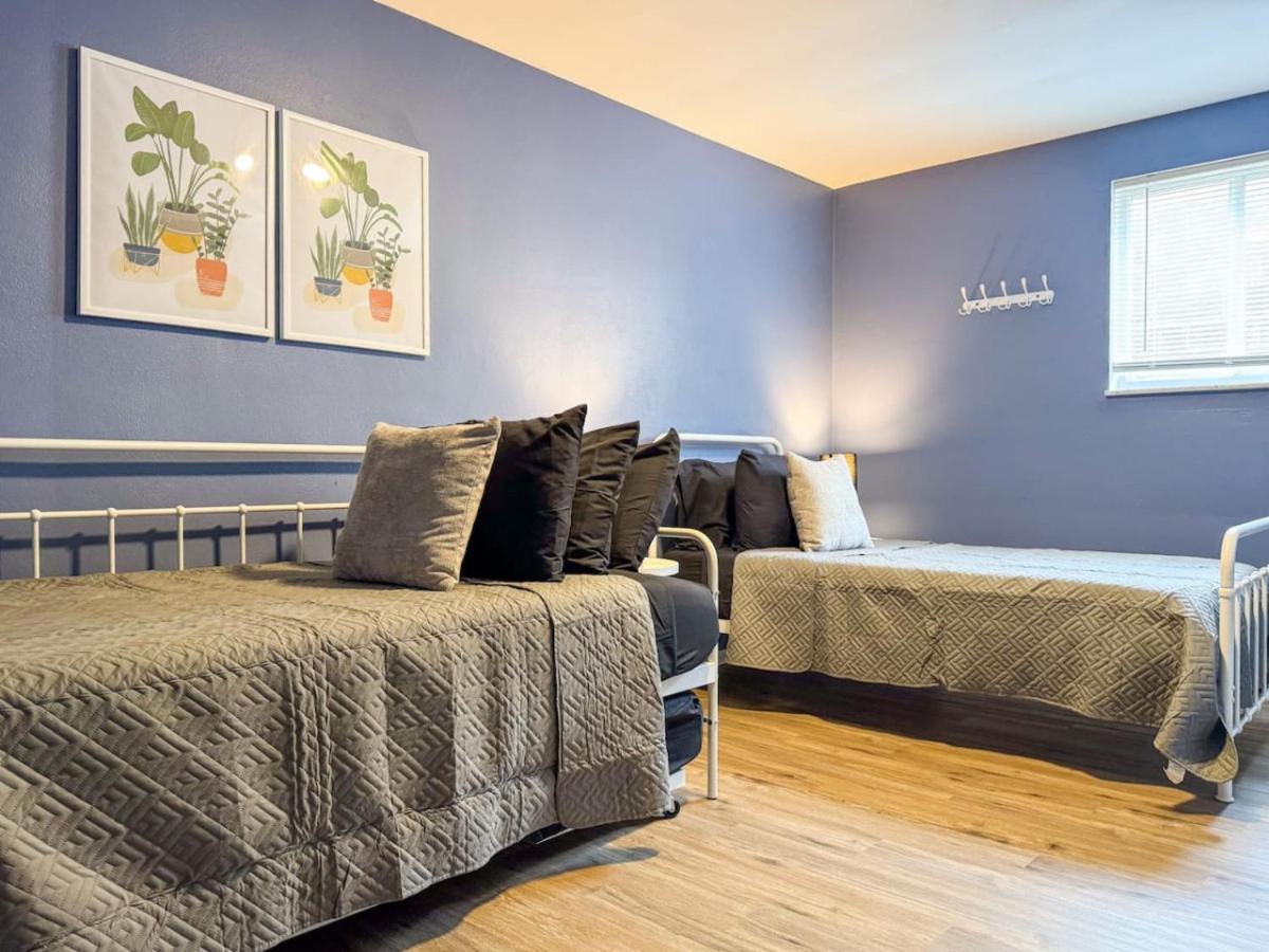 8 Large With 12 Bedrooms And Parking And Wifi Holiday home Pittsburgh