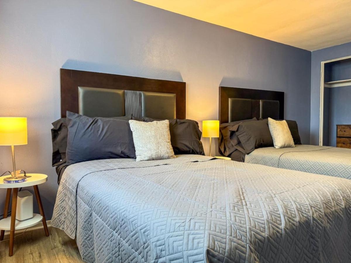 4 Large With 8 Bedrooms And Parking Wifi