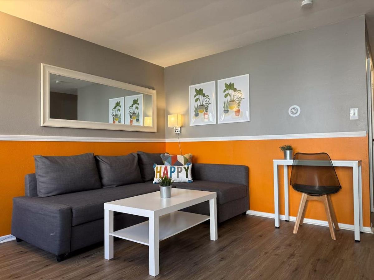 8 Large With 12 Bedrooms And Parking And Wifi Holiday home