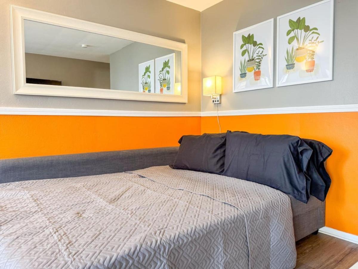8 Large With 12 Bedrooms And Parking And Wifi Holiday home *