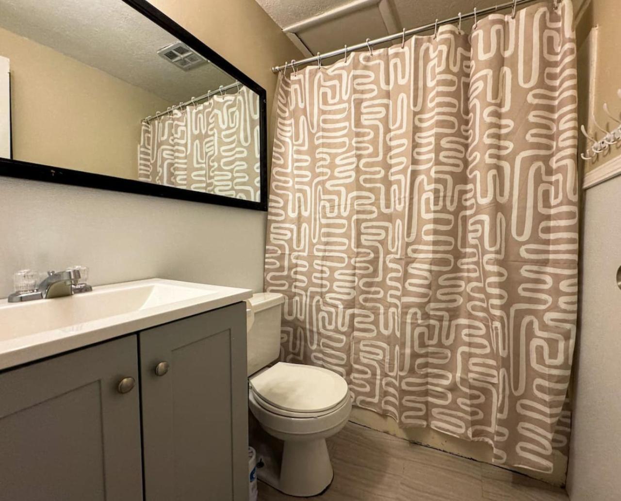 8 Large With 12 Bedrooms And Parking And Wifi Holiday home Pittsburgh