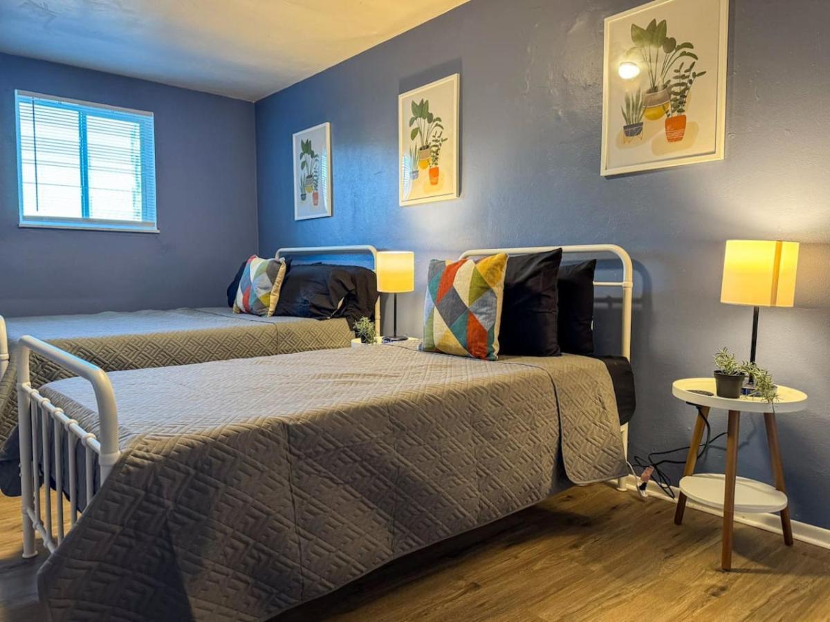 8 Large With 12 Bedrooms And Parking And Wifi