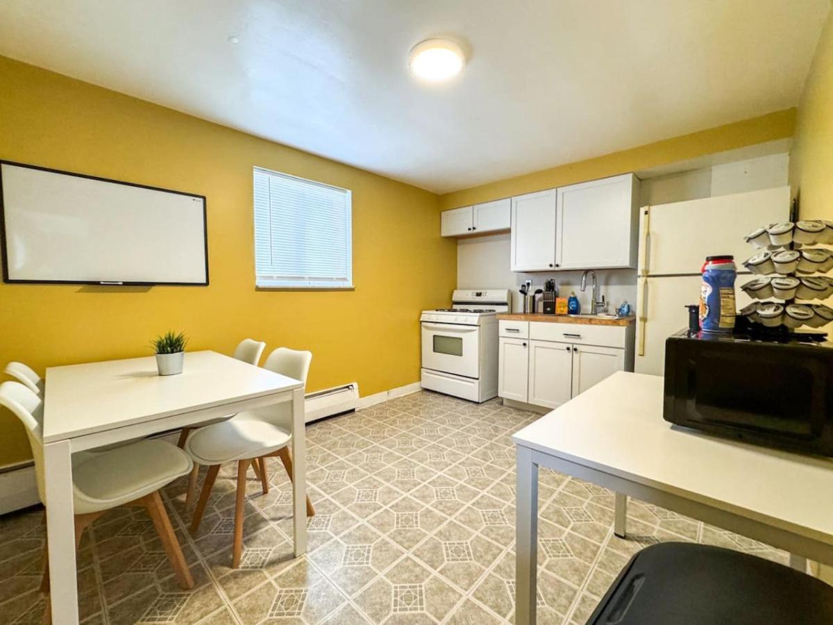 8 Large With 12 Bedrooms And Parking And Wifi